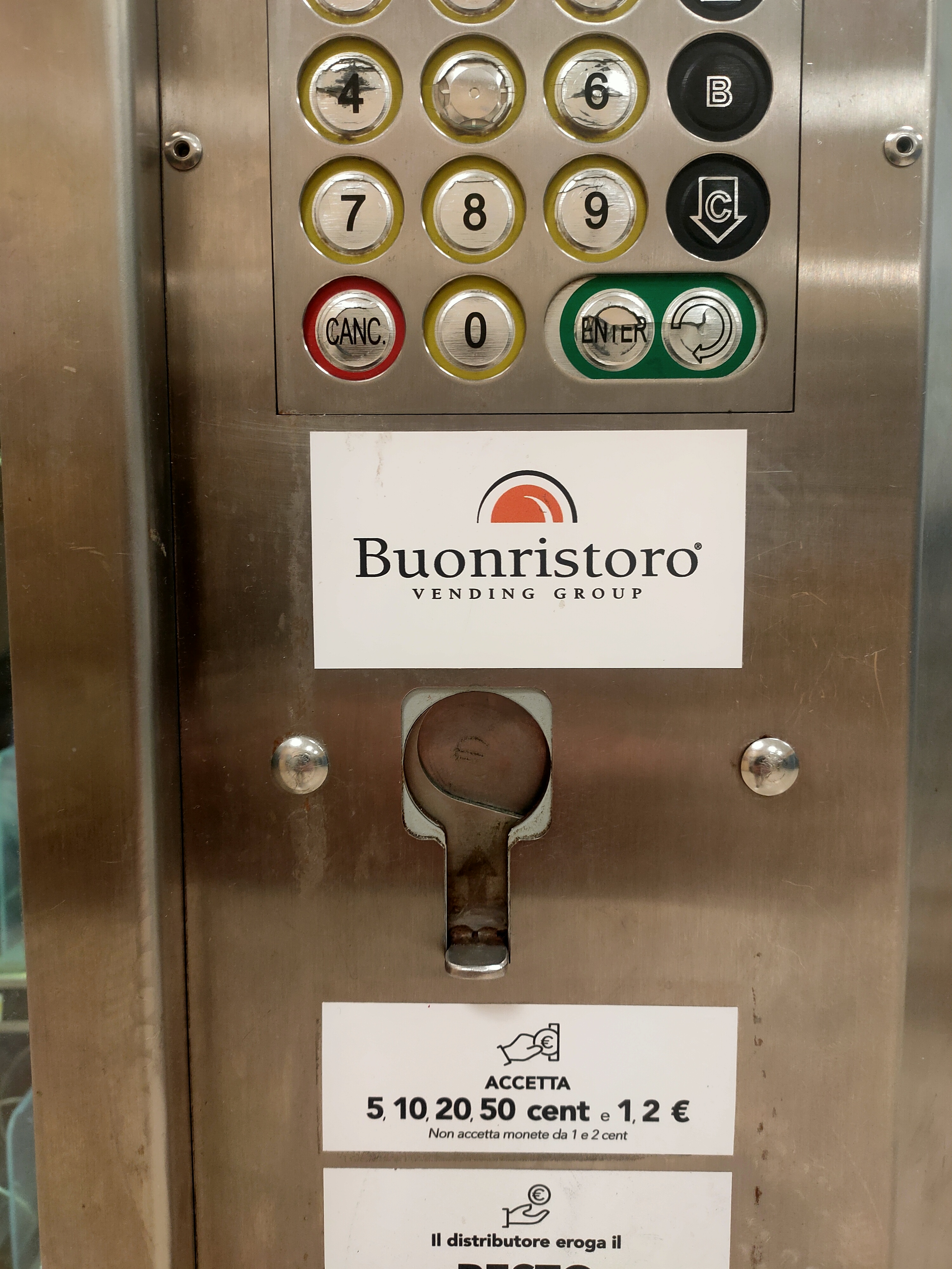 Distributore automatico con etichetta Buonristoro e arco nero sopra il logo arancione.