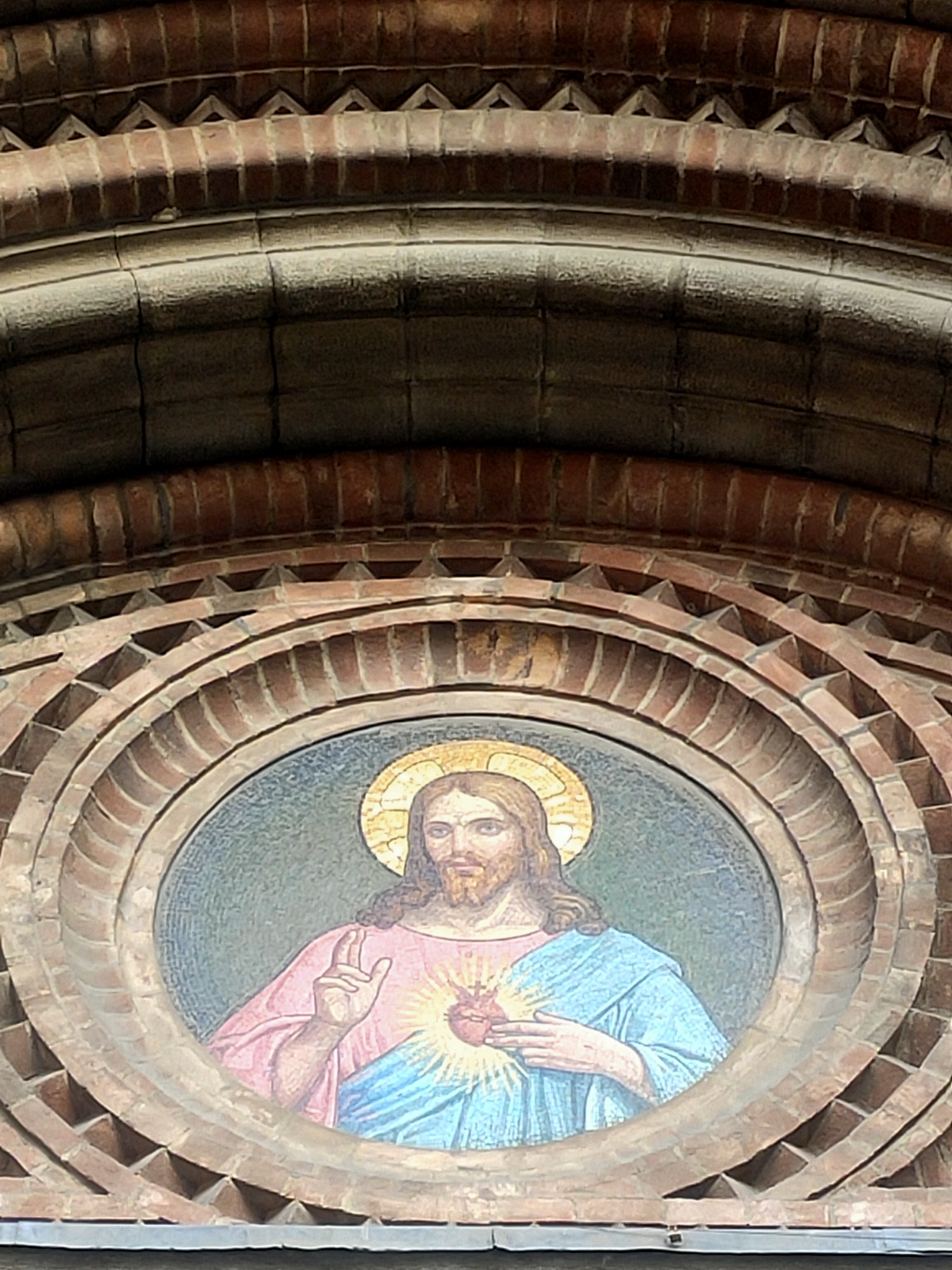 Mosaico di Cristo fra gli archi in mattoni