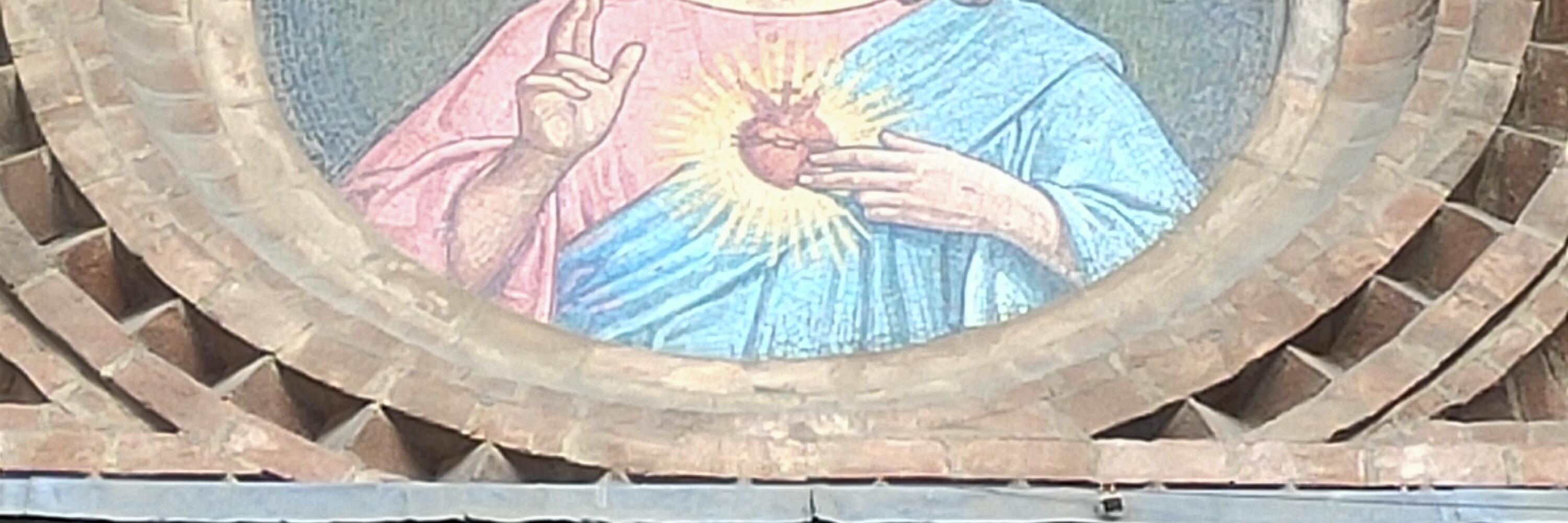 Dettaglio inferiore del mosaico e della cornice semicircolare