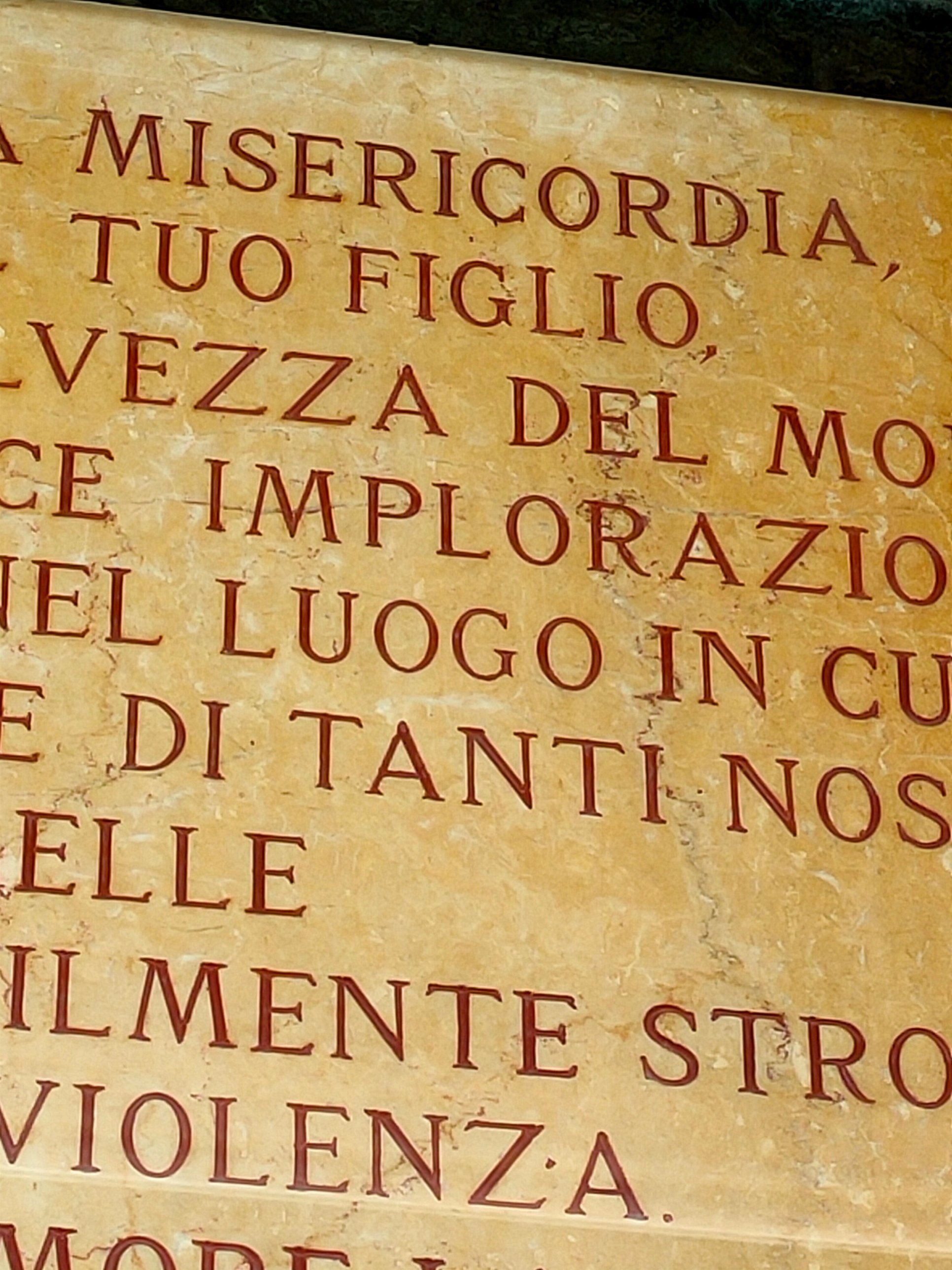 Lapide della stazione di Bologna con la preghiera di Giovanni Paolo II per le vittime del 2 agosto 1980: O Dio, Padre di infinita misericordia