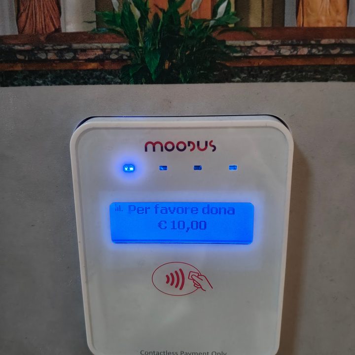 Il lettore contactless da vicino: «Per favore dona € 10,00»
