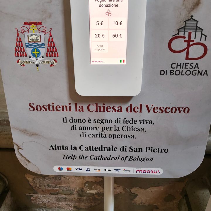 Il pannello delle donazioni: «Sostieni la Chiesa del Vescovo» e «Aiuta la Cattedrale di San Pietro»