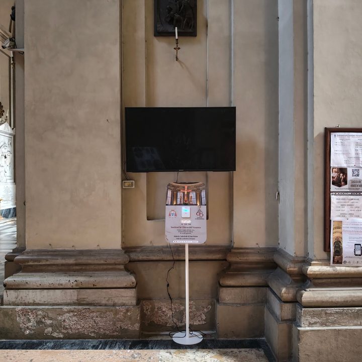 Il totem per le donazioni sotto il televisore, nella navata laterale