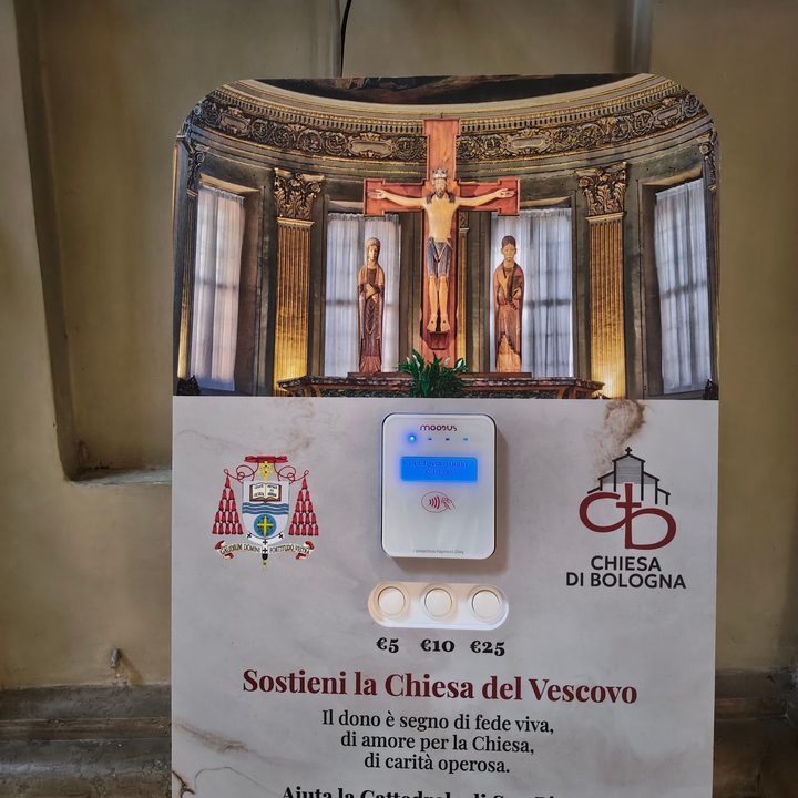 Il lettore contactless del totem: «Per favore dona 10,00 euro», con i tasti da 5, 10 e 25 euro